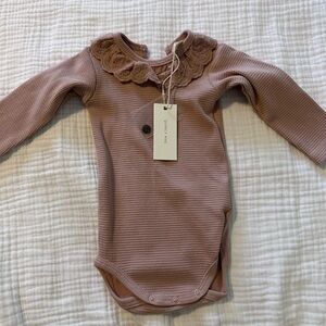 Quincy Mae 	
Ruffle Collar Bodysuit || Blush - 0-3M